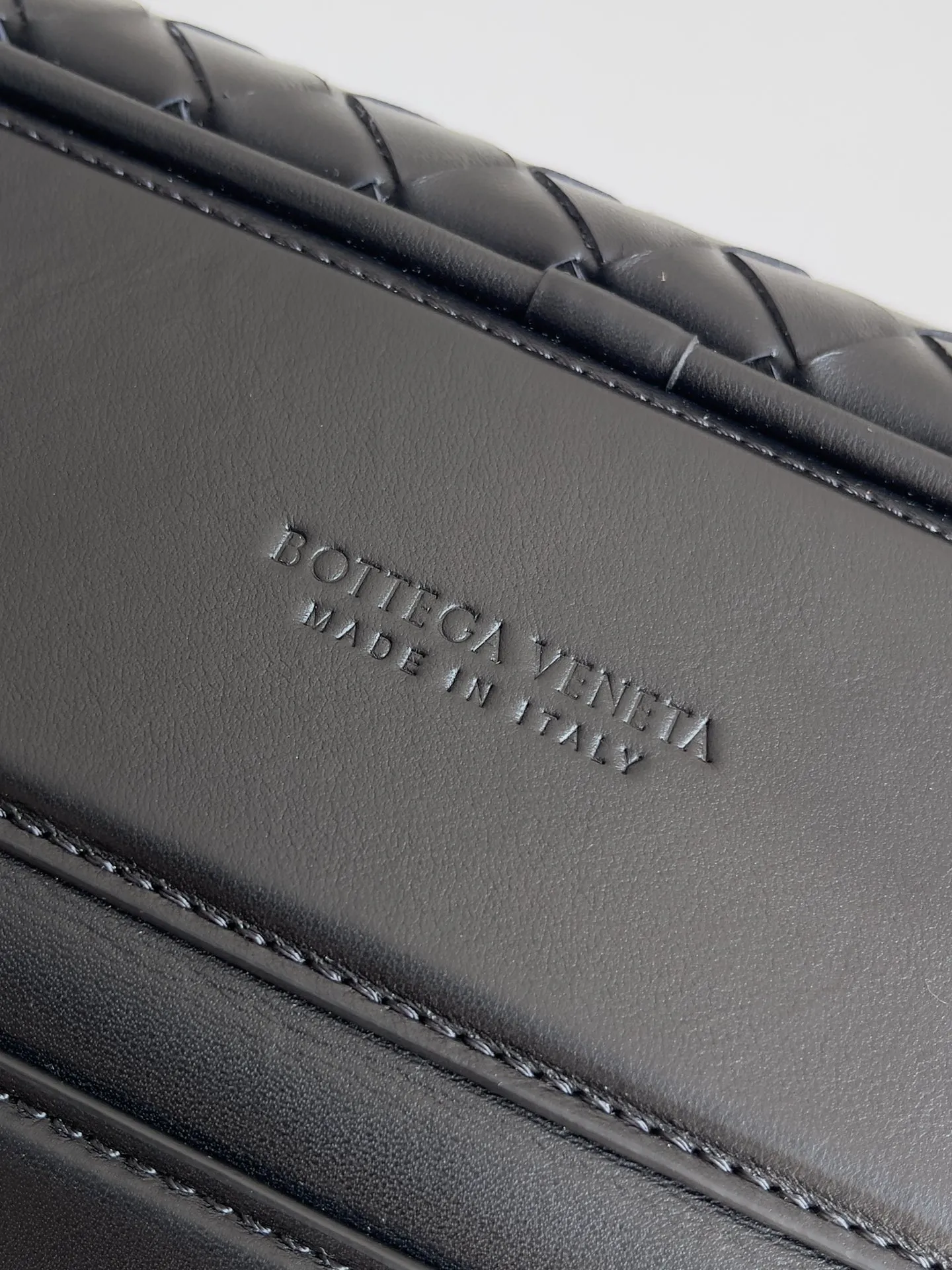 Batch 3960 Let's go on a trip✈️BOTTEGA VENETA men's travel bag is no heavier than a suitcase. The capacity and lightness of this travel bag are really suitable for short trips. The soft cow leather reduces the burden on the hands. The capacity is very nice. Style number: 765620 Size: 50*41*15cm
